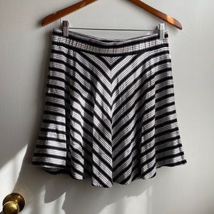 Loft flared Mini Skirt chevron pattern with pockets! Black and White sz Sm EUC